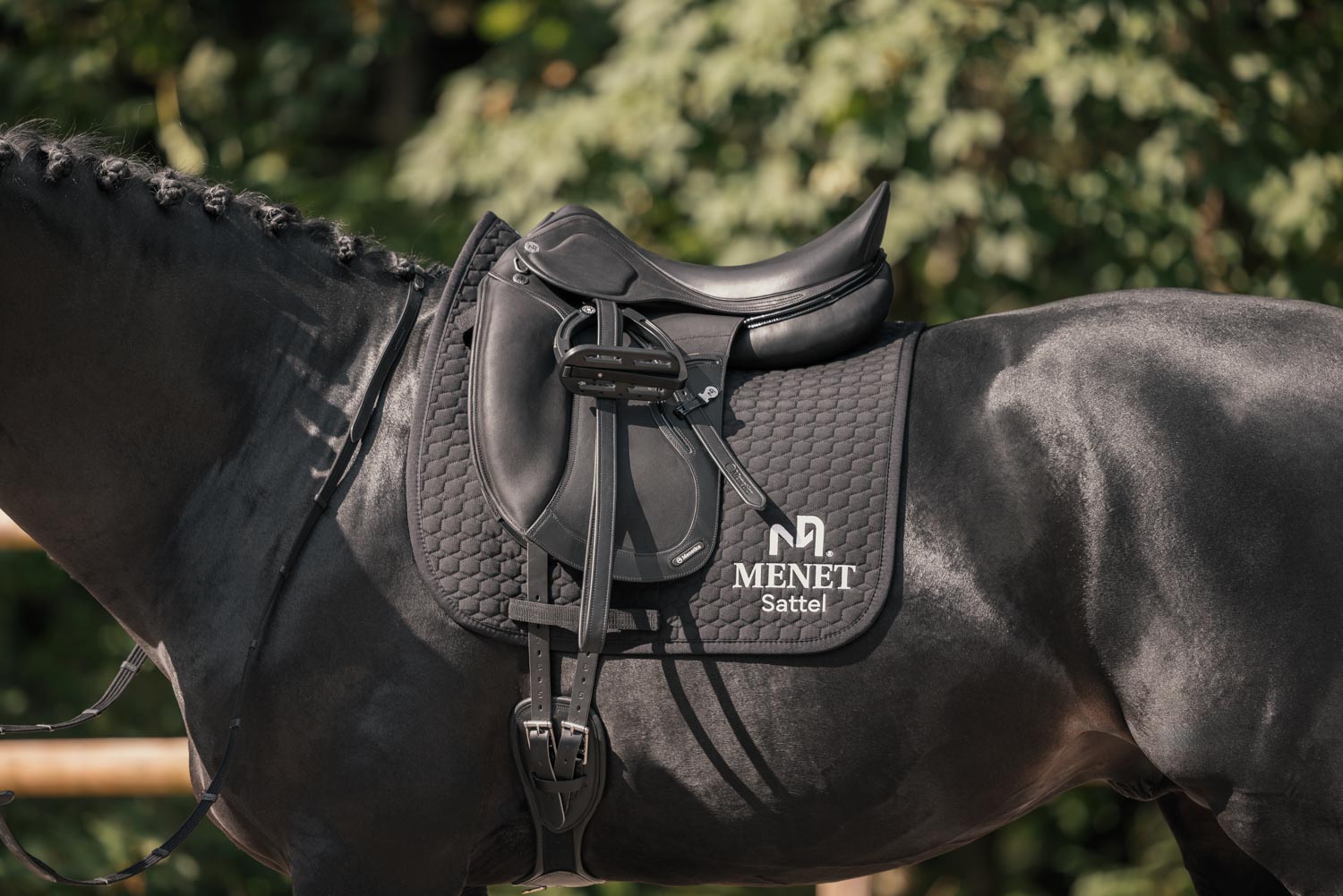 Menetics_Saddles_Dressur_2